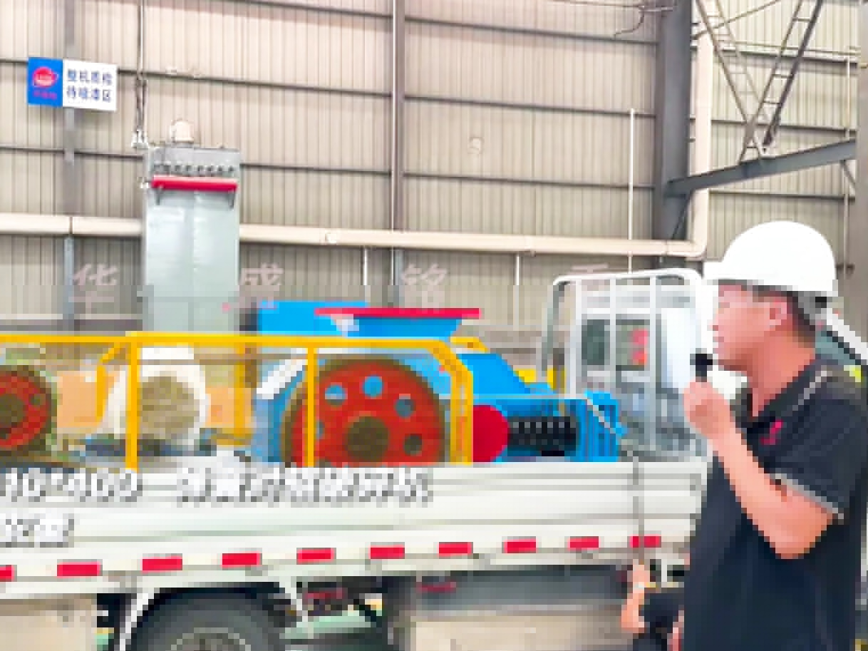 610*400彈簧對輥制砂機發往安徽六安